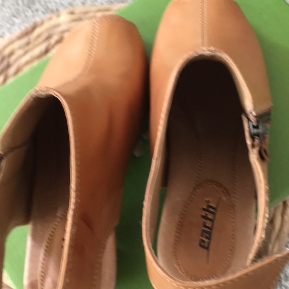 Earth booties. Sand brown leather. Velcro closure. Worn once. 7D - Picture 4 of 9